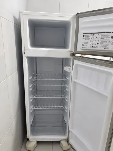 Geladeira usada, com algumas marcas de uso, mas funcionando perfeitamente! ?