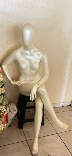 Manequim de fibra modelo sentado