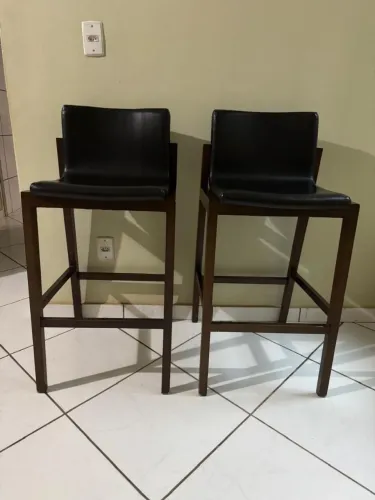 Banqueta de madeira e couro