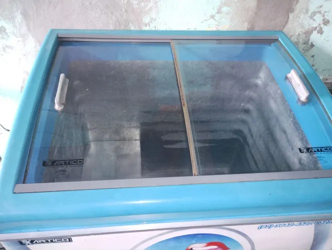 Vendo freezer de vidro funcionando perfeitamente gelando muito bem congelado muito bem 
