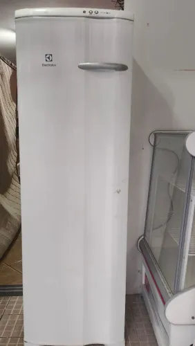 Frizeer vertical Eletrolux 