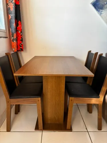 Mesa com 4 cadeiras 