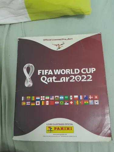 Álbum de 2022 mole completo, com uma pagina descolada e 2 figurinhas coladas erradas