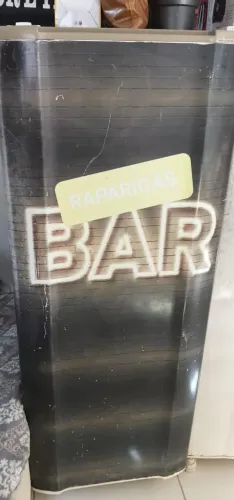 Geladeira adesivada 