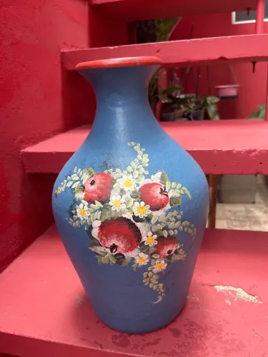 vaso de cerâmica pintado à mão com um padrão floral