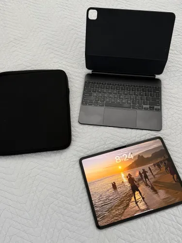 iPad Pro M4 Apple de 13 polegadas com Magic Keyboard em Estado de Novo - Único Dono