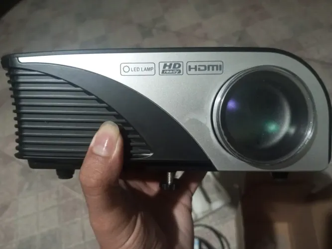 Vendo ou troco projetor de imagem betec 1600 luminens HDMI VGA USB qualidade perfeita