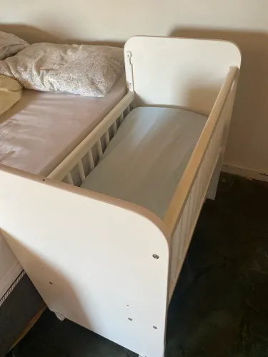 vendo mini berço branco com colchão poucas marcas de uso em perfeito estado 