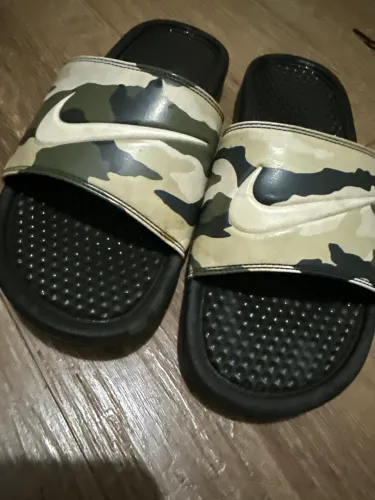 chinelo nike camuflado