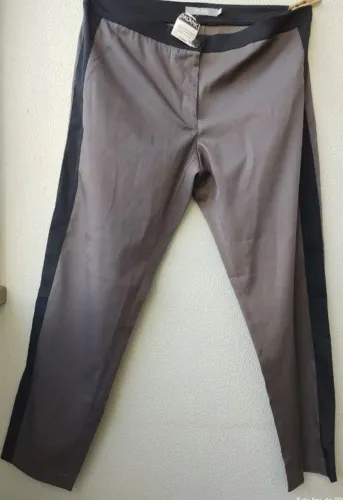 calça plus size bege com detalhes em preto, bolsos traseiros, tamanho 50