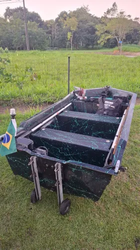 Bote de fibra com motor Mercury de 5 HP