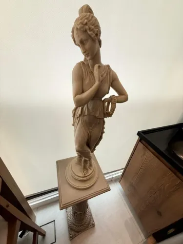 Escultura/estátua Dançarina Com O Dedo No Queixo + Pedestal
