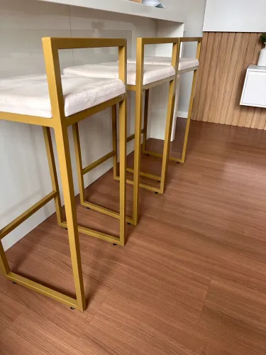 Banquetas Alta Pietra Com Base Dourada Suede Bege