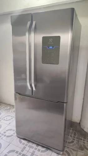 Vendo geladeira Electrolux Frost Free funcionando perfeitamente faço entrega 579 litros 