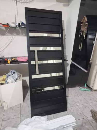 Porta de alumínio 80x210 Disponível ?