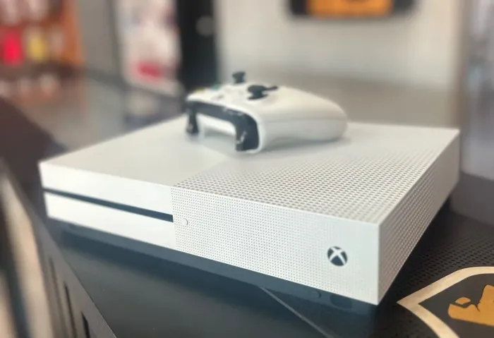 Vendo Xbox One S 500GB branco, 2 controles, 8 pilhas+carregador. 100%