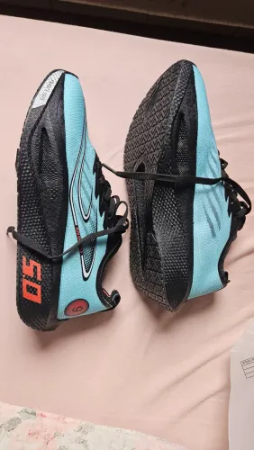 Tênis com placa de carbono