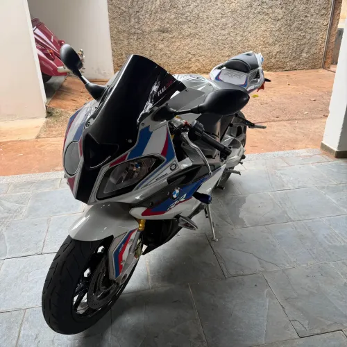 (Moto impecável*)