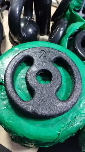 1 Anilha de Ferro Pintado 2kg Cor Preta Modelo Vazada Musculação