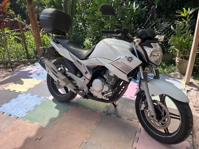 Fazer 250, 2014, conservada.