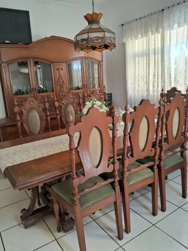 Cristaleira, Mesa com Cadeiras Móveis Colonial