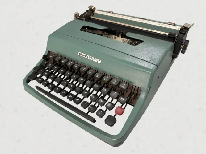 máquina de escrever Olivetti Lettera 32 vintage na cor verde.