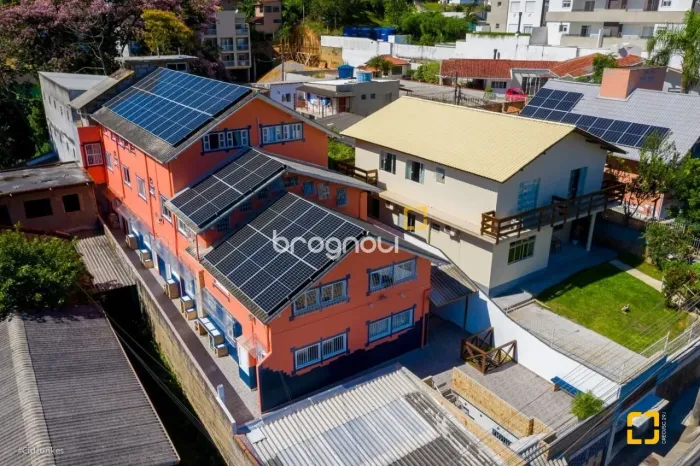Casa na Carvoeira próximo a UFSC com 30 kitnets.