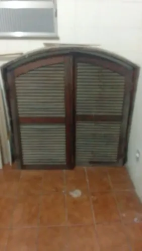 Portas, janelas e vitrô de madeira com vidro