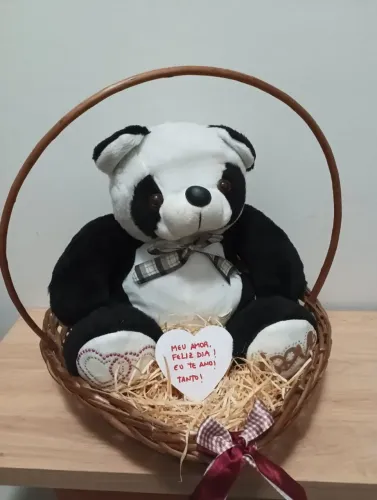 Cesta com pelucia para presentear 