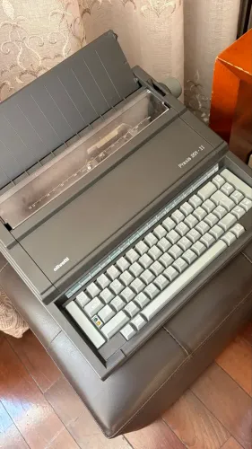 Máquina de Escrever Olivetti Praxis 201-II Original com Manual - Excelente Estado