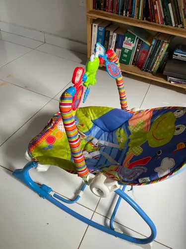 Vende-se banheira de bebê e cadeira de descanso