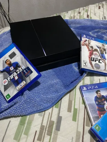 Vendo Ps4 Fat em perfeito estado, nunca foi ao conserto, funcionando perfeitamente.
