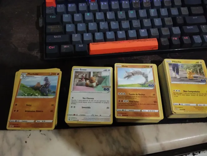 300 cartas pokémon ( Borda amarela )