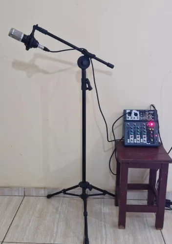 Vendo Kit de Studio com Mesa de Som, Microfone com Pedestral e cabos