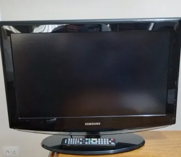 TV Samsung LN26R81B com defeito na tela para tirar peças e base (com controle remoto)