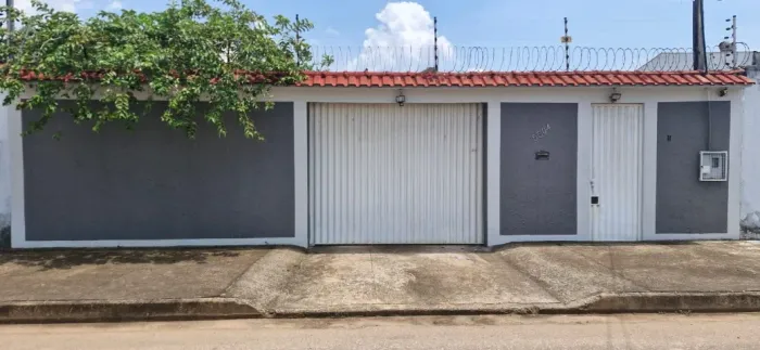 CASA 03 QUARTOS SENDO UMA SUITE. SALA, COZINHA, AREA GURMET, GARAGM PARA 04 CARROS.