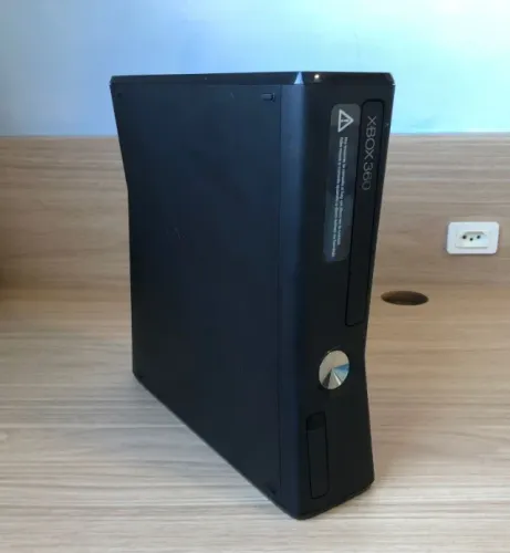 X Box 360S na caixa, bem conservado + HD 250gb + controle + headset + todos os cabos
