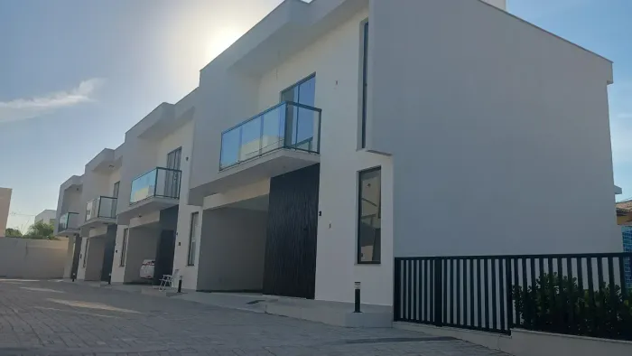 Casa Duplex à venda com 126 metros quadrados com 3 suítes em Buraquinho - Lauro de Freitas