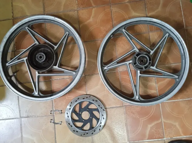 Rodas Suzuki YES 125 com disco de freio dianteiro