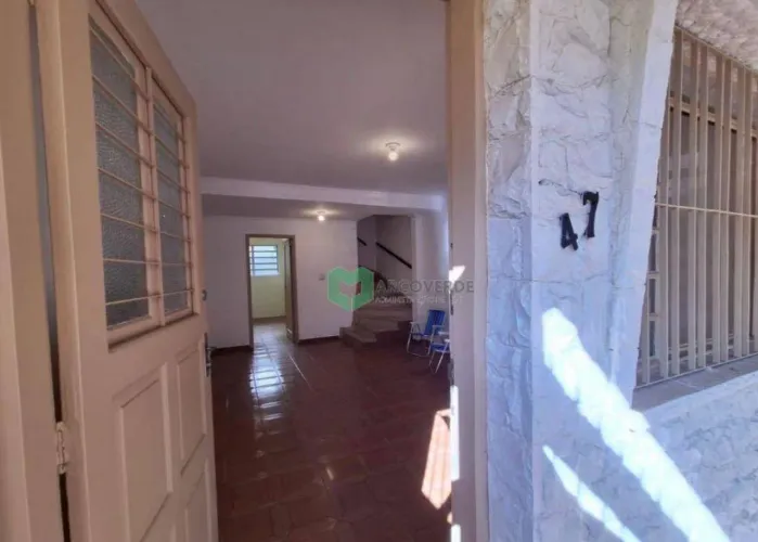 Casa com 3 Dormitórios em Rua Tranquila
