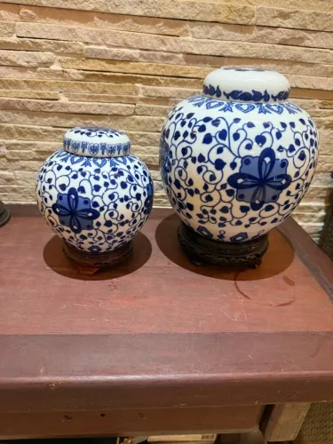 Par de Potiches em Porcelana Azul e Branco com Base em Madeira - Decoração Oriental