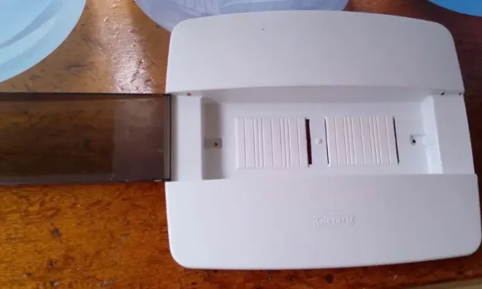 Quadro de distribuição de 6 disjuntores de embutir (comumente da marca Romazi), projetado