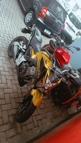 Vendo ou troco CB 300F TWISTER COM 16MIL