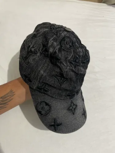 Vendo boné da Louis Vuitton textura jeans comprei e nunca usei