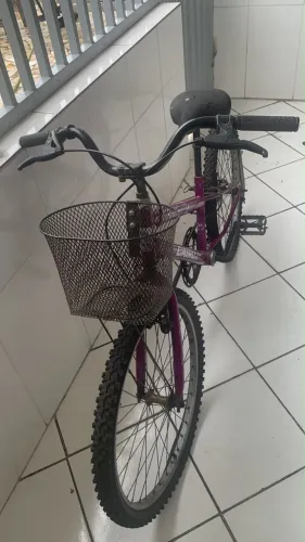 Bicicleta aro 26 feminina roxa com cesta