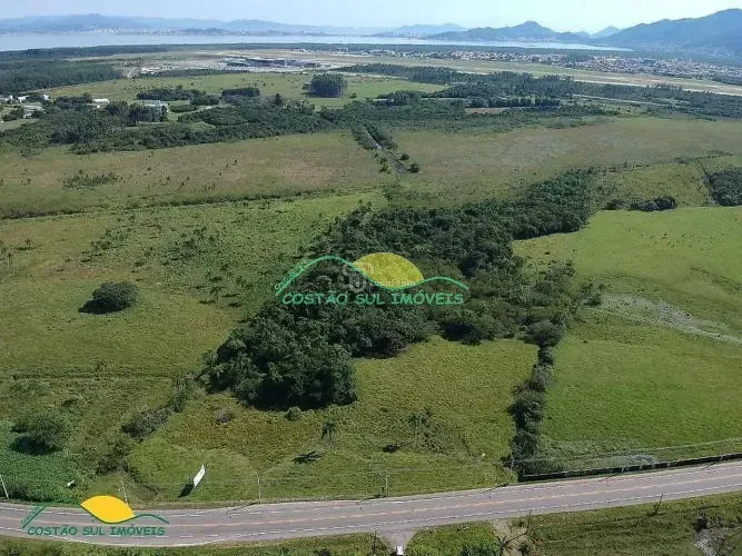 Área plana, frente para Rodovia, entre os bairros Campeche e Tapera, próxima ao acesso do