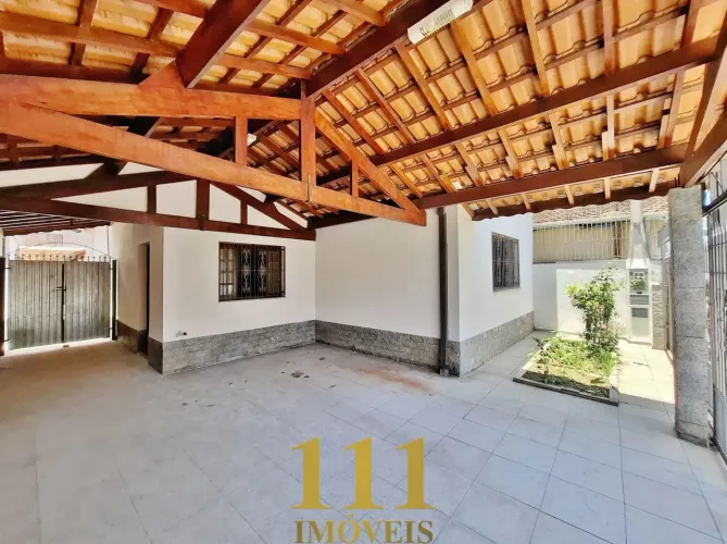 Excelente Casa Comercial com Estrutura Versátil a venda no Centro de Jacareí.