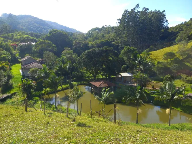 Lindo sitio em um lugar cheio de beleza naturais, ideal pra vc q busca conforto .