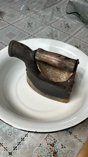 Lote Relíquia Vintage: Antigo Ferro a Carvão + Bacia de Ágata Esmaltada