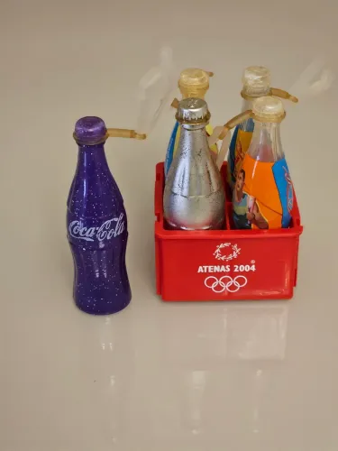 Garrafinhas e engradado Coca cola